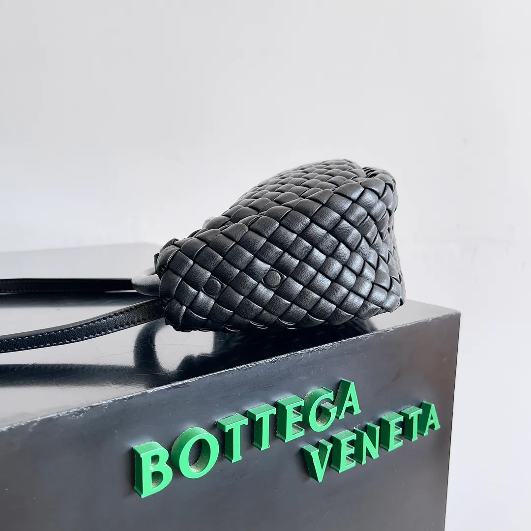 Batch 1760 BOTTEGA VENETA's new mini COBBLE bag. This season's mini Cobble series brings a new style of handbag. The body of the bag resembles the shape of a "Yuanbao", giving you good luck throughout autumn and winter! This Yuanbao bag is made of three pieces of quilted cotton and has an unlined body, showing its quiet power. The bag is carefully designed to create a three-dimensional look. The joints and edges are decorated with lambskin strips to create a sense of simplicity. The handbag is not lined, so you can directly appreciate the consistent lambskin on the outside and inside. It is beautiful both inside and outside. The top handle of this handbag is made of leather-wrapped rope and is quite sturdy. The detachable shoulder strap is secured by a leather buckle inside the bag. Can be carried by hand, carried on the shoulder or cross-body, very easy to match! Style number: 805739 Size: 23*11*8cm